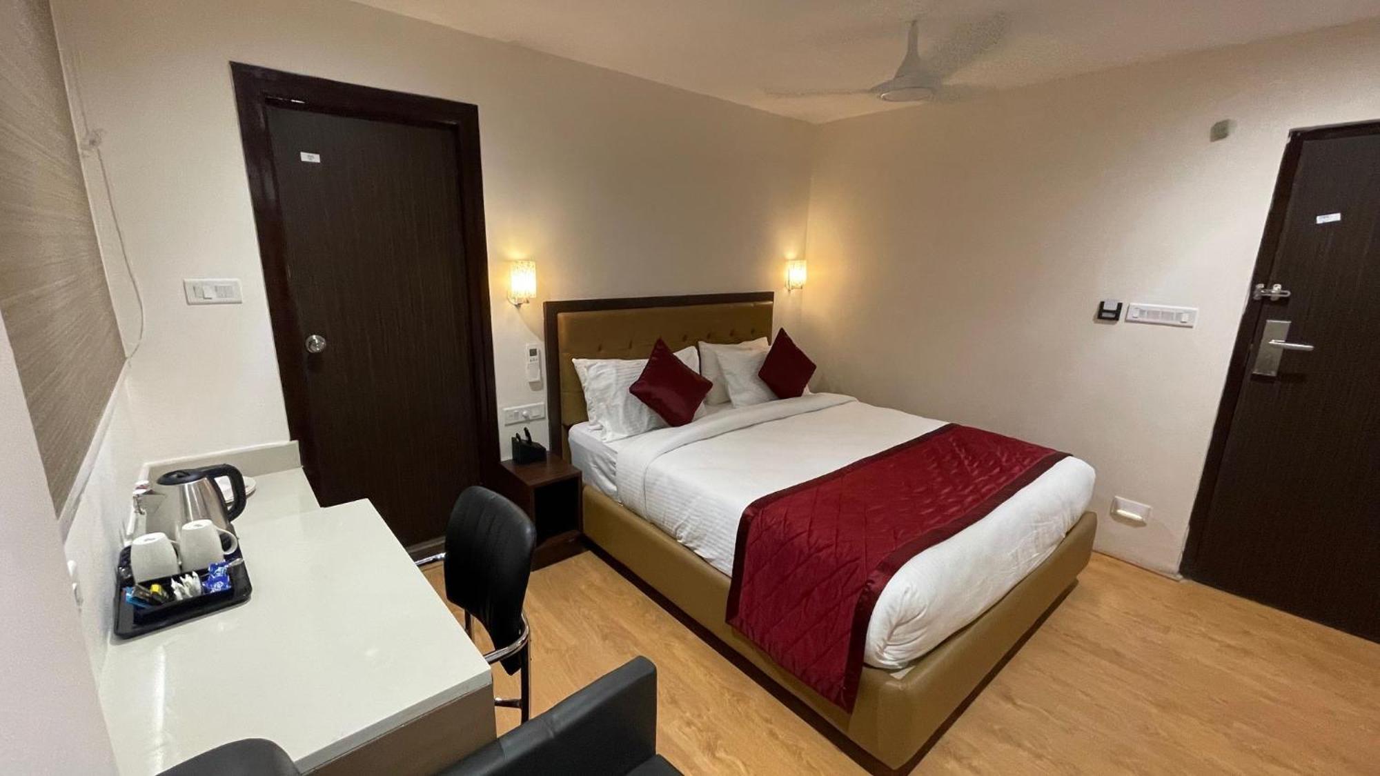Hotel Silver Cle Hyderabad Bagian luar foto