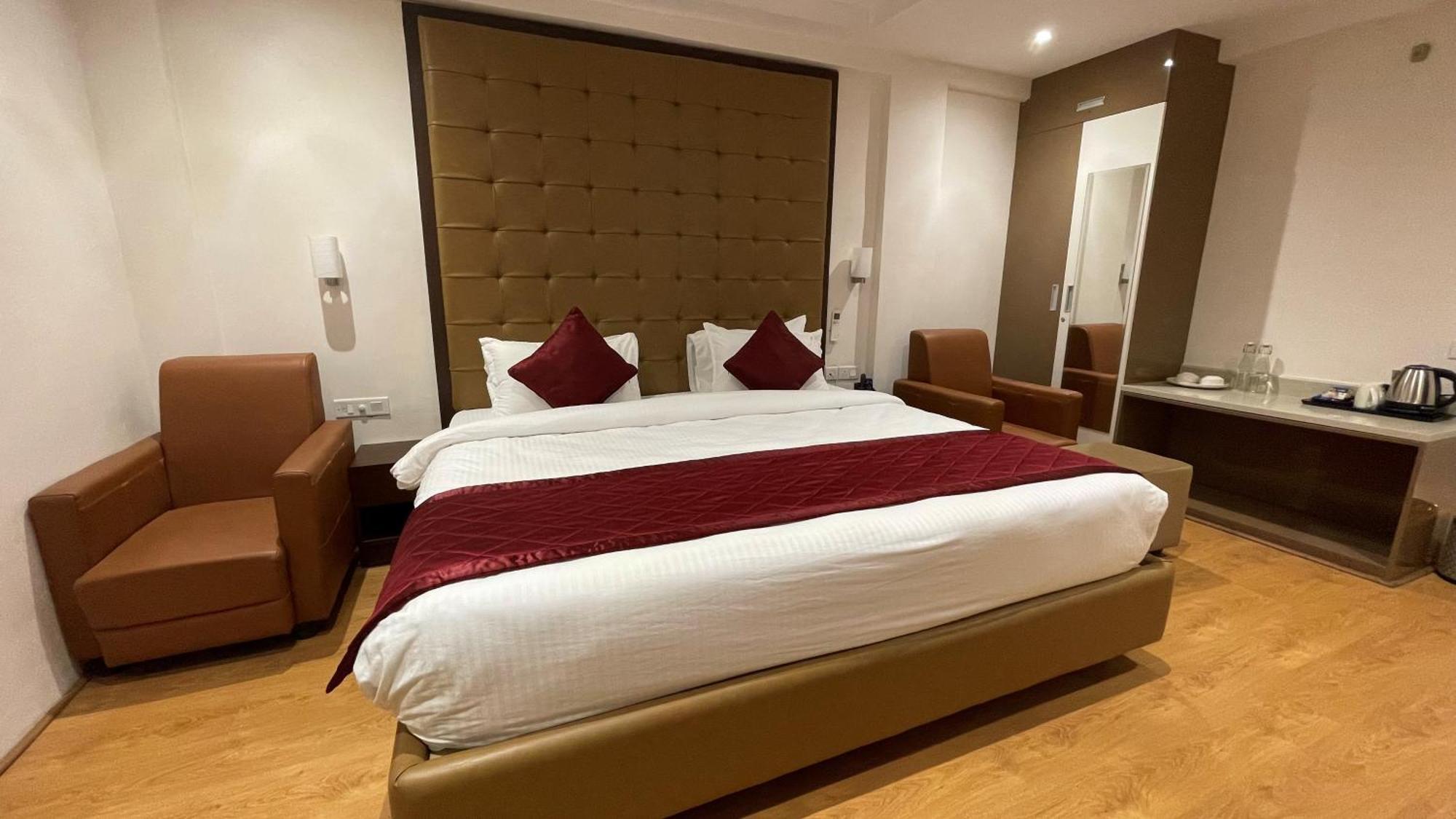 Hotel Silver Cle Hyderabad Bagian luar foto